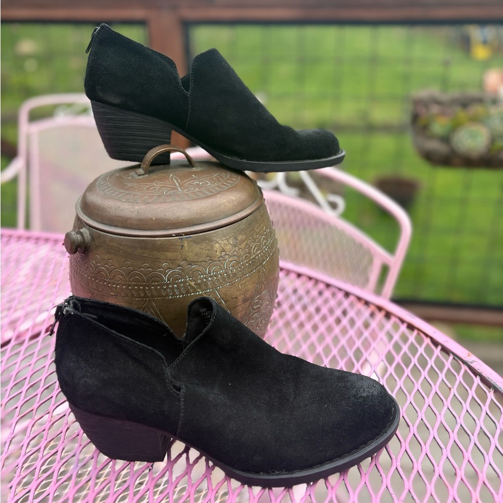 Elegant Black Women's Suede Ankle Boots BORN great shape and so cute!! Size 10